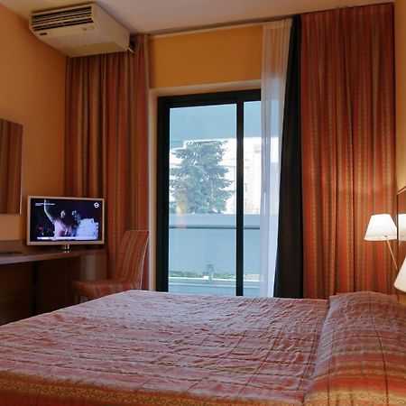 Hotel Romanisio フォッサーノ エクステリア 写真