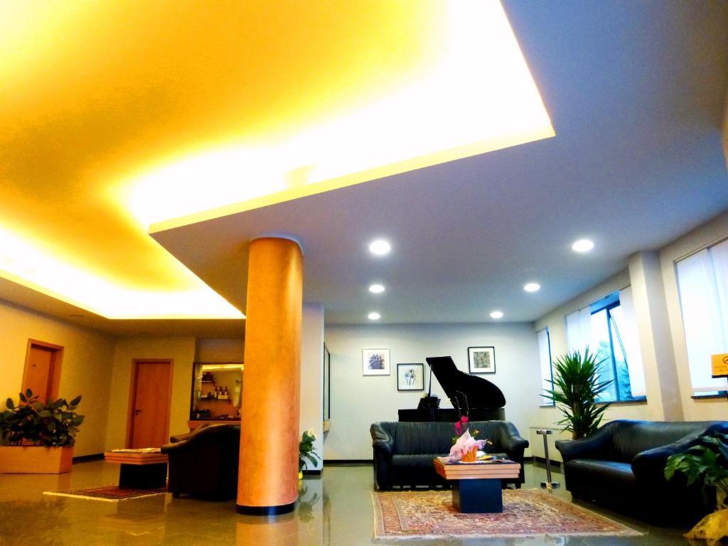 Hotel Romanisio フォッサーノ エクステリア 写真