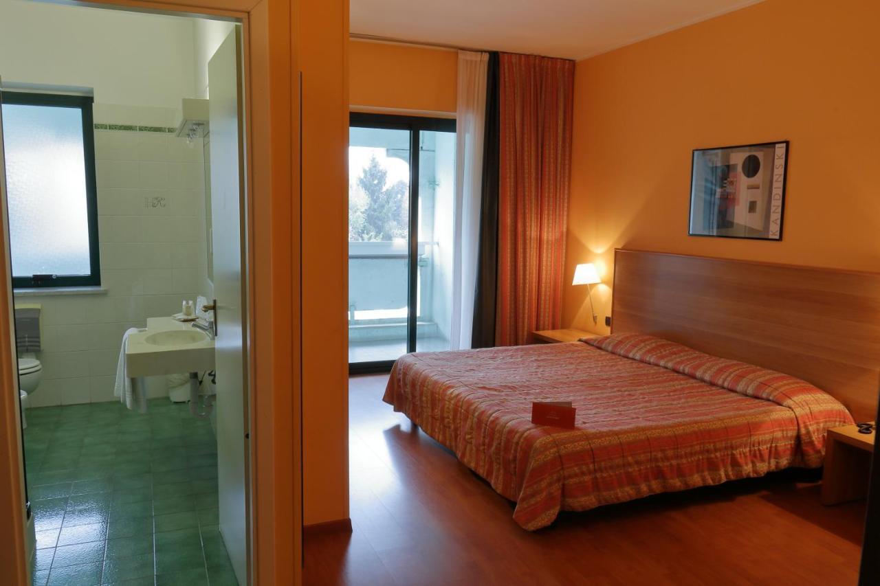 Hotel Romanisio フォッサーノ エクステリア 写真