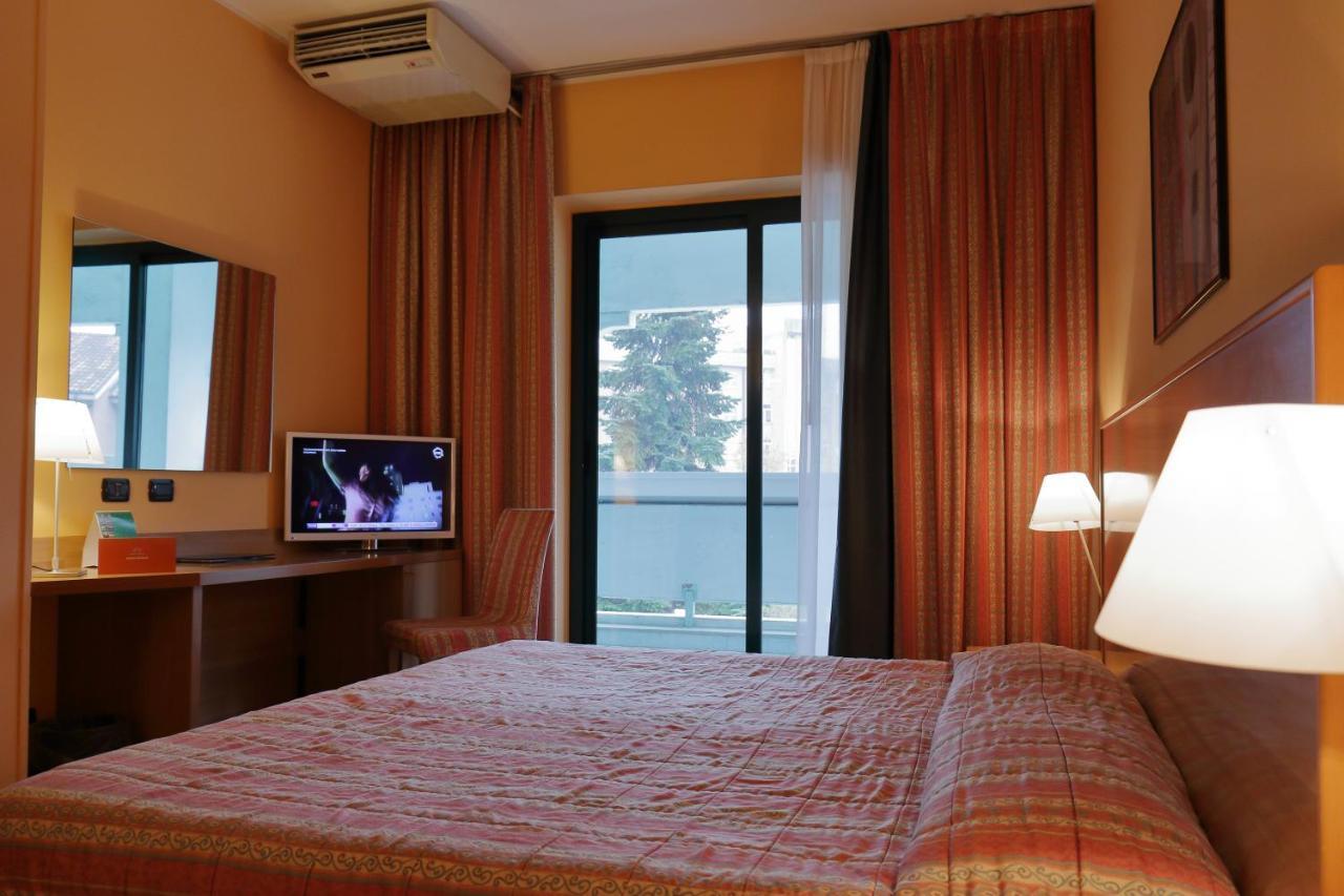 Hotel Romanisio フォッサーノ エクステリア 写真
